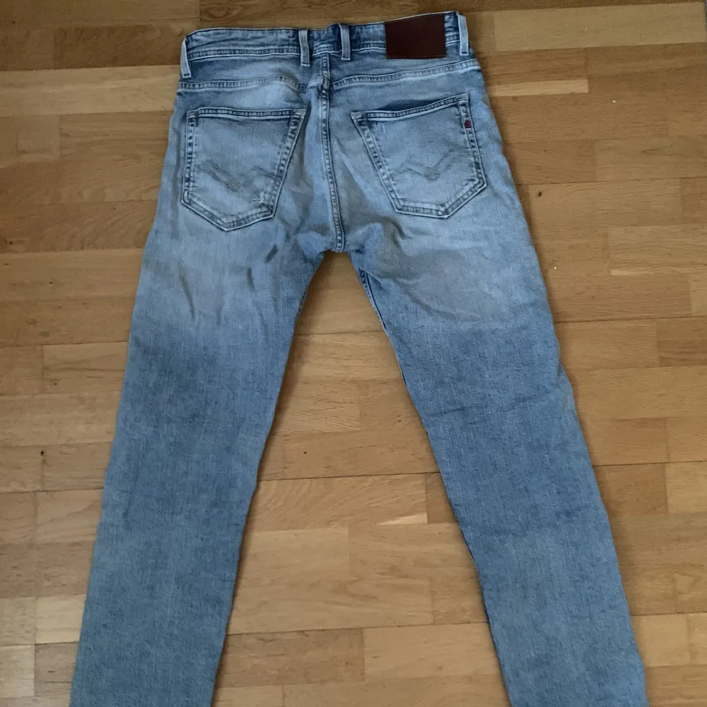 hej säljer mina feta replay jeans som har blivit för små, inga flaws fortfarande clean. köpta för 1400. Jeans & Byxor.