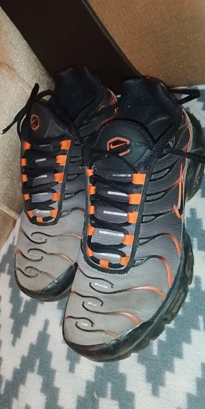 Nike TN - De är använda i 6 månader från början kostar de 1800kr nu kostar de 800kr så passa på att köpa de av mig du kommer inte hitta ett bättre erbjudande 😊