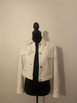 Vit tweed jacka  - En gossip girl inspererad kort tweed jacka! I storlek XS! Oanvänd!  