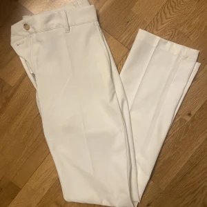 J. Lindeberg vita kostymbyxor  - Fina kostymbyxor tyvärr för stora i midjan för mig 