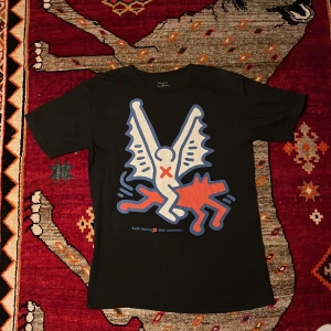 . - Asfet Keith Haring x Alien Studios Tisha som tyvärr är för stor men otroligt fett print, buda o fråga på🙏🕺