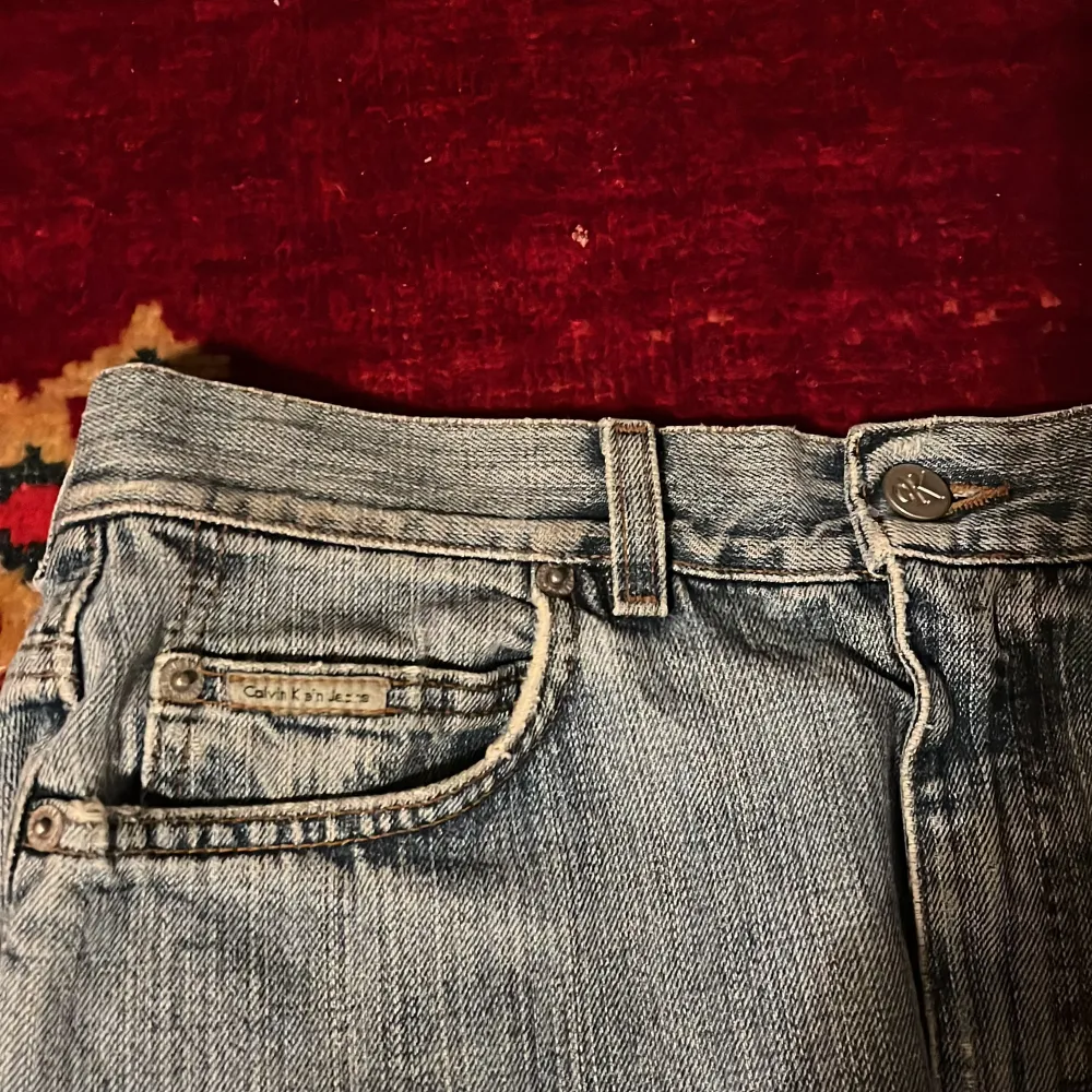 Feta CK jeans i straight fit, bra cond för åldern men lite små, buda o fråga på🙏. Jeans & Byxor.