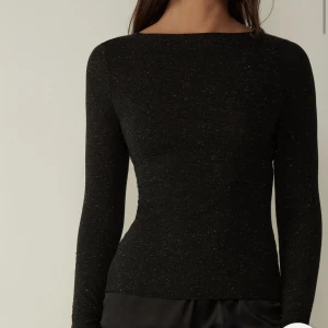 Intimissimi - Säljer min intimissimi tröja med glitter i. Aldrig använd. Passar jättebra till lite mer festliga tillfällen 