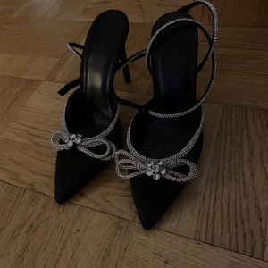 Klackskor med rhinestone  - Supersnygga klackar i storlek 40, spontanköte men insåg att de är för stora för mig och kan inte lämna tillbaka): De är oanvända! 💞💞