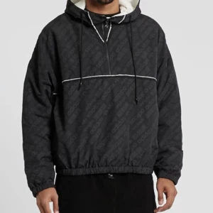 Adidas x Alexander Wang Windbreaker/anorak - Säljer min asfeta Adidas/Alexander Wang collab jacka då den inte faller mig i smaken längre.  Köpt på SNS 2018 för ca 3000 kr och har använts tillräckligt få gånger för att den fortfarande ska se ut som ny.  Fodrad, asfett mönster och limited edition! 