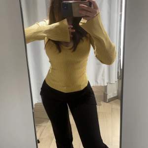 Denna populära modellen av Ribbstickad tröja från HM med utställda ärmar. Figursydd och sitter väldigt smickrande. Senap/ gul.  🌟sprillans ny aldrig använd!