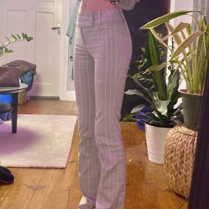 Lågmidlade hm byxor  - Dom är i perfekt skick, har knappt använd. Kontakta om du vill prata om priset.