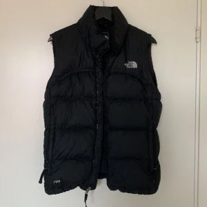 The North Face Väst - The north face väst, använd fåtal gånger och jävligt najs. Kvinnlig modell men passar även killar. (Går att förhandla)