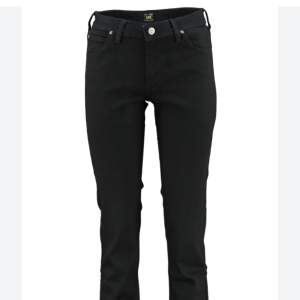 Svarta jeans från märket Lee, köpta på secondhand. Använda men är i bra skick, säljer då jag inte längre får användning för de 