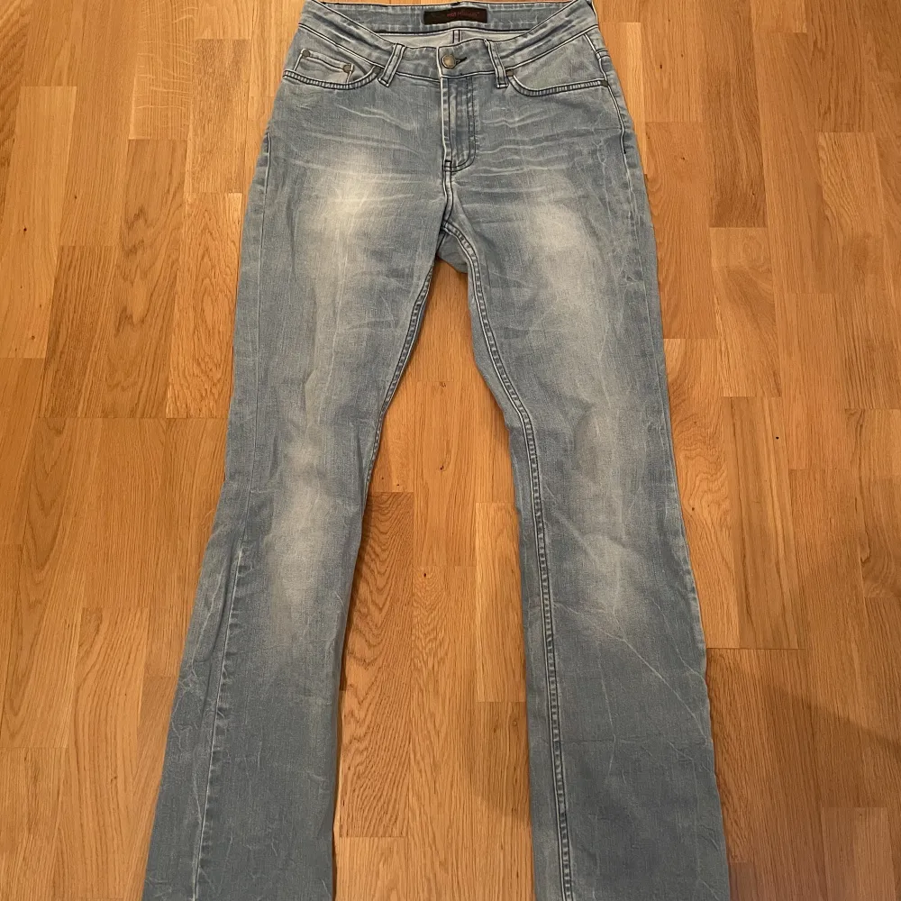 Skulle säga att dessa ljusblå jeans är lite lågmidjade inte överdrivet men mer åt mid waist. Super fina och inga fläckar eller liknande. Jeans & Byxor.