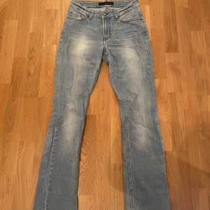 Skulle säga att dessa ljusblå jeans är lite lågmidjade inte överdrivet men mer åt mid waist. Super fina och inga fläckar eller liknande