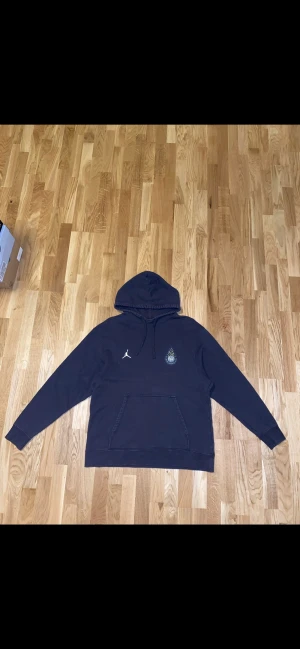 Jordan hoodie  - Jordan hoodie i väldigt tjock bomull. Stort tryck på ryggen och små Patches framtill. Köptes för retail: 1400kr 2019, nu i skick 7/10 pga lite urtvättad. Säljer nu för 300kr