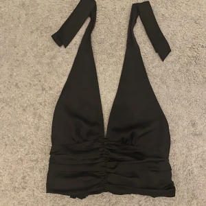 Svart topp.  - Jättefin svart topp från Gina Tricot. Knappt använd. Säljer den för att den är för liten. Köpte den för 300kr. 