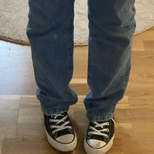 Svarta converse  - Säljer dessa svarta converse i storlek 37,5. Bra skick dock lite smutsiga men det är lätt att få bort. Nypris 800 kr. Betalar endast med Swish 💕