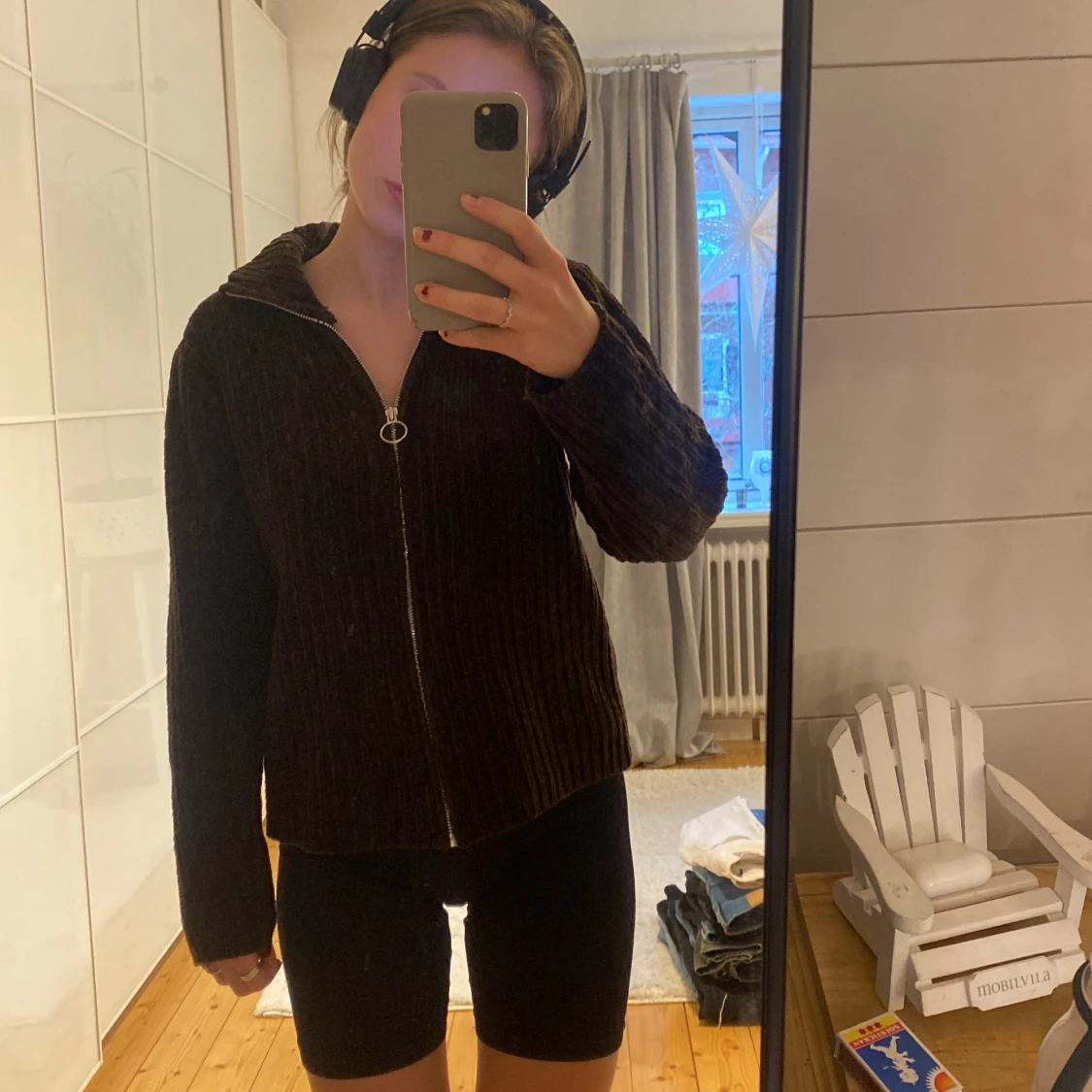 Brun stickad med dragkedja  - 90