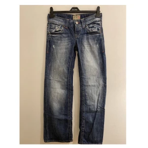 Low rise jeans - Lågmidjade, straight leg jeans från Gina Jeans. Perfekt längd på mig som är 160cm. Bra kvalitet (inte som Gina Tricot jeans idag). Har tyvärr ingen bild på då de är för små för mig.   Frakt tillkommer  Midja 76cm Innebenslängd 78cm Midja-skrev 18cm   