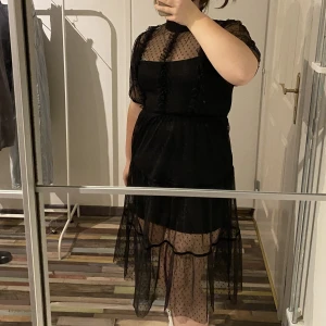 Klänning - Långklänning som ger Wednesday vibbar. Säljer den pga att det inte är min stil längre.