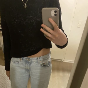 Stickad tröja - Tunn svart stickat tröja från only knappt använd. Köp direkt för 150+frakt