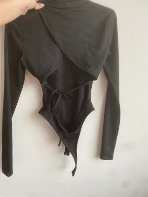 Body - Supersnygg body från nakd!  öppen med snörning i ryggen! Nypris 499 