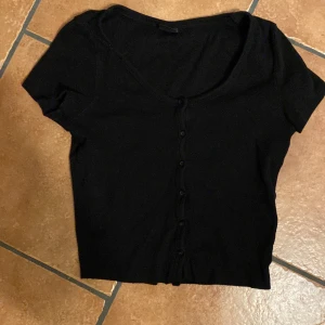 Tröja med knappar  - Tröja 