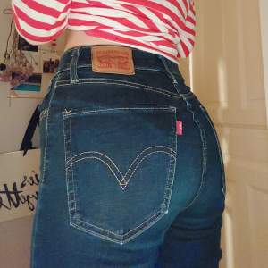 stretchiga levis jeans i bra skick! Jag har ca 80 i midjemått och ca 80 i innerbenslängd mått, innerbenslängden också ca 80. De kan dock lite tajta för mig, min syster kan också ha do utan problem och hon har ca 70 i innerbens och 65 midjan. Syrran är 160