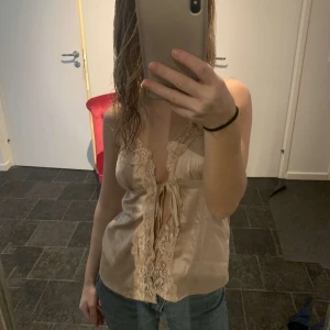 Snygg beige topp - Jätte snygg topp från shein, använd ungefär 2 gånger✨