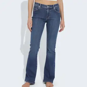 Flared jeans i nyskick, använda ungefär 2 gånger. Säljes då de är förstora på mig. Kontakta mig vid intresse
