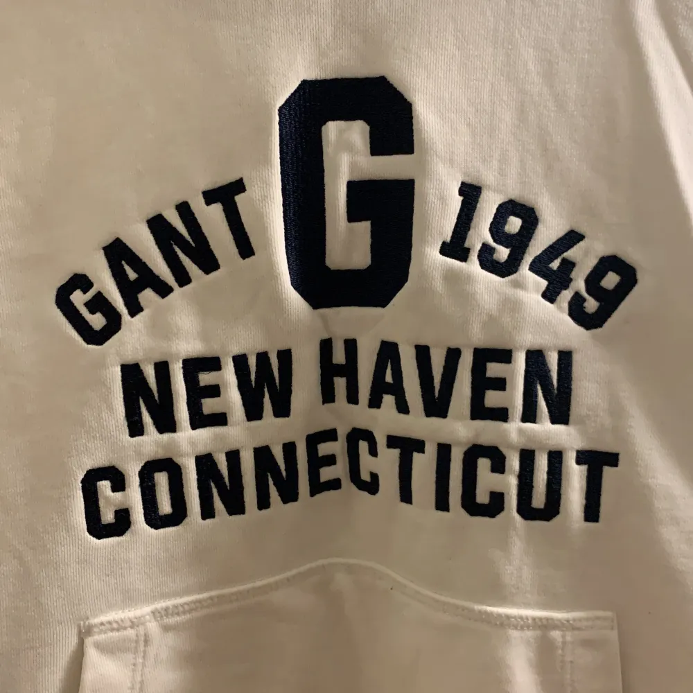 Säljer denna jättefina Gant hoodie då den blivit aningen för liten för mig, trycket på hoodien är mörkblått. En liten lagning syns till höger på fickan men den märks inte mycket. I övrigt inga defekter. Hoodies.