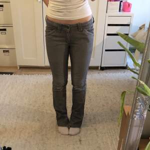 Super snygga lågmidjade jeans med slits i slutet av benet😍säljer då jag har flera liknande💞midjemått: 80cm och innerbenslängden: 79cm