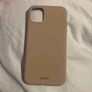 Skal iPhone 11/XR - Nyinköpt skal från Hold-It i färgen ”Mocha Brown”. Passar både iPhone 11/XR. Säljer pga inte riktigt min färg. Kostade 200:- på hemsidan men säljer för 100:- plus frakt. Priset är eventuellt diskuterbart!