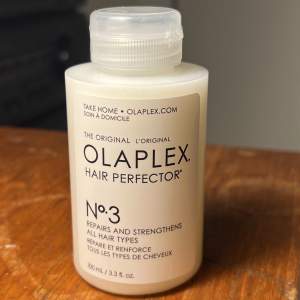 Oanvänd Olaplex nummer tre. Reparerar skadat hår, nummer tre är den effektivaste av alla Olaplex produkter. Nypris på lyko 350 kr. Kolla gärna in mina andra annonser🫶🏽