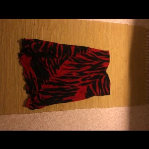 Kjol röd svart  - Ca storlek m 