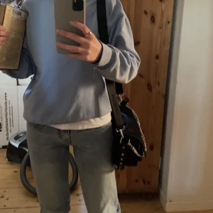 Ljusblå hoodie  - Bra skick 