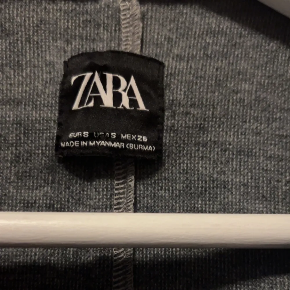 Säljer denna gråa kappa från Zara i fint skick, storlek S 💓. Jackor.
