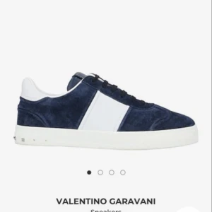 Valentino skor  - Valentino Garavani skor i storlek 37(INTRESSEKOLL) i marinblå mocka tänk<3 går ej att köpa längre <3