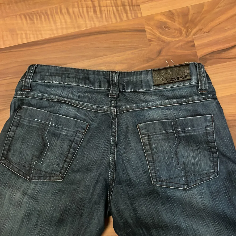 Skit snygga ichi jeans som ej kmr t andväning dem är low waist måtten är 39cm tvärs över midjan och 72 innerbenslängden ❤️. Jeans & Byxor.