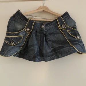 Lågmidjad kjol - En fin lågmidjad jeanskjol i ett okej skick, köpt i Australien❤️‍🔥 betalning sker via Swish och frakt ingår