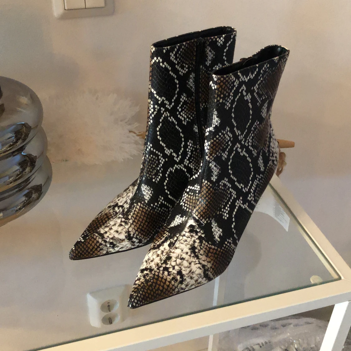 Helt nya boots i ormimitation  - 90