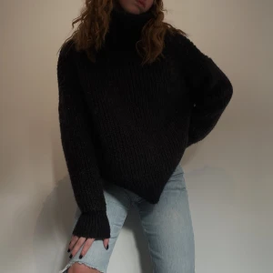 Stickad tröja - Mysig svart stickad💗 (Köparen står för frakten) (nypris 400kr)