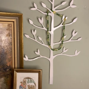 Grönt halsband  - Ett grönt halsband som är elastiskt så är lätt att sätta på och säker. Det finns ett matchande armband med likadana pärlor.