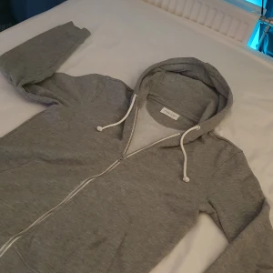 Zip hoodie pier one - Det är en pier one zip hoodie som knappt är använd. Kan gå ner lite i pris vid snabba affärer, skriv privat för fler bilder.