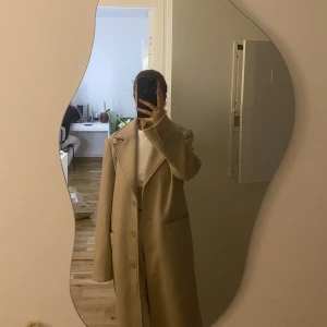Kappa Nakd - Beige kappa från nakd, använd ca 4 gånger max som ny! Oversized men förstor för mig nu tyvärr! Pris kan diskuteras, köptes för 1000kr