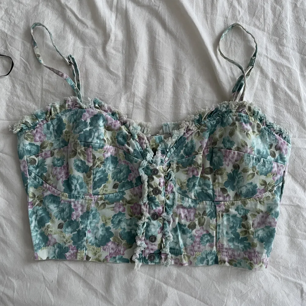 Flyttrensar! Blommig crop top/bustier. Storlek M men passar även S.. Toppar.