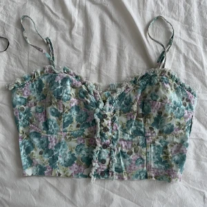 Blommig topp - Flyttrensar! Blommig crop top/bustier. Storlek M men passar även S.