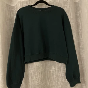 Grön sweatshirt  - Mörk grön sweatshirt ifrån zara:) frakt tillkommer❤️