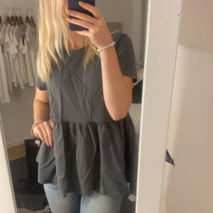 Zara topp - Så fin topp från zara som knappt är använd! I storlek S men skulle säga att den passar XS-M😍köp för 150kr eller högsta bud. Köparen står för frakt