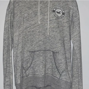 Hollister hoodie - Köpt för flera år sedan så finns inte kvar att köpa längre, dock endast använd någon enstaka gång. Nypris: 500kr