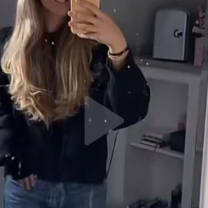 Carin Wester stickad  - En svart stickad Carin Wester tröja. Storlek M men är lite mindre pga tvättad.