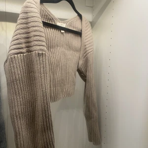 Bolero - Säljer en jättefin bolero från HM, använd endast några gånger. ❤️  Beige/brun/grå i färgen 