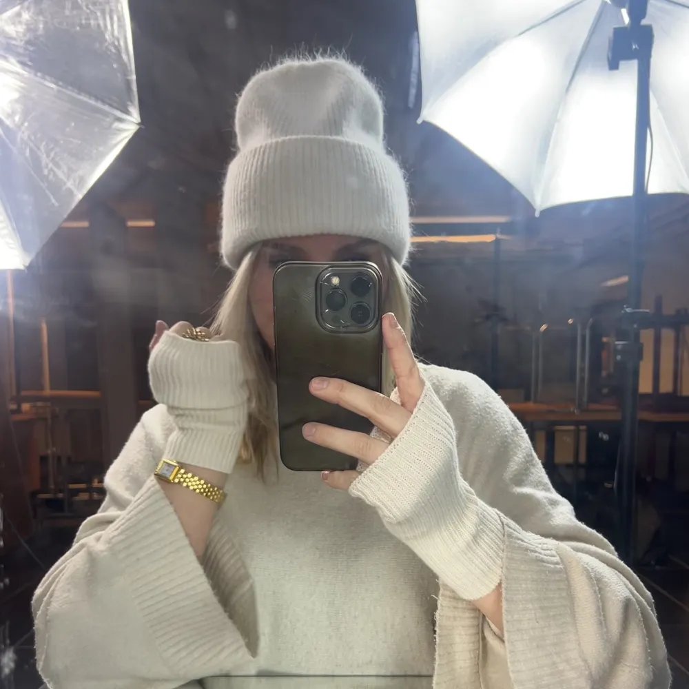 Denna jätte fina och super mjuka vita mössa finns att köpa av @wntr.uf på instagram 🤩🤩🤩. Övrigt.